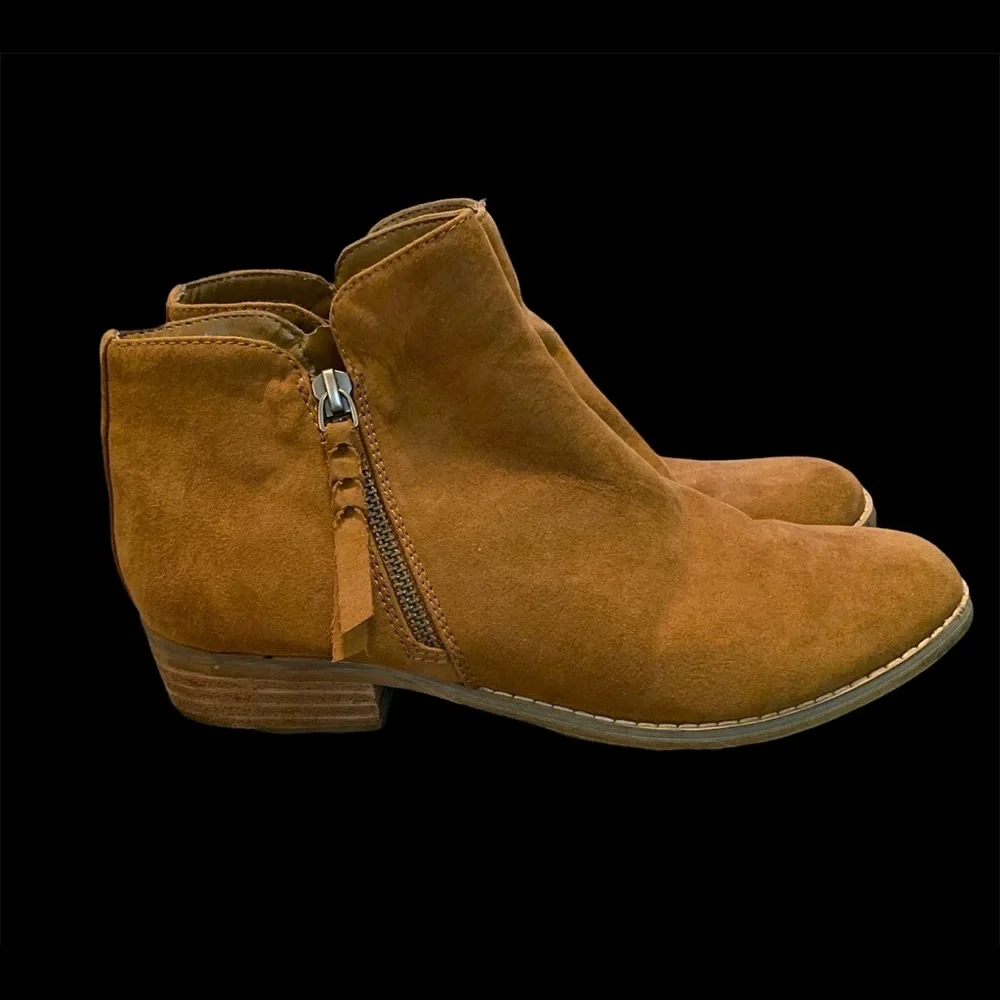 American Eagle tan Suede ankle boots Size 8